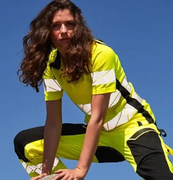 How to stay safe on busy work sites during summer? Discover reflective t-shirts!