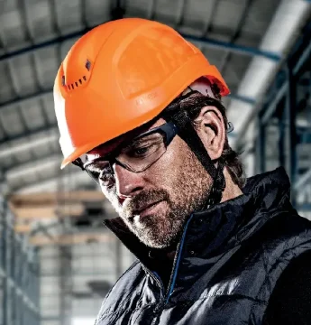 Pracovní přilby v roce 2025: Detailní průvodce, přehled norem, rozdělení přileb a aktuální bestsellery