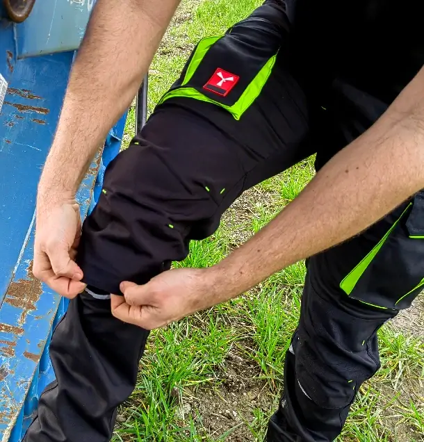 Montérky s chráničmi kolien